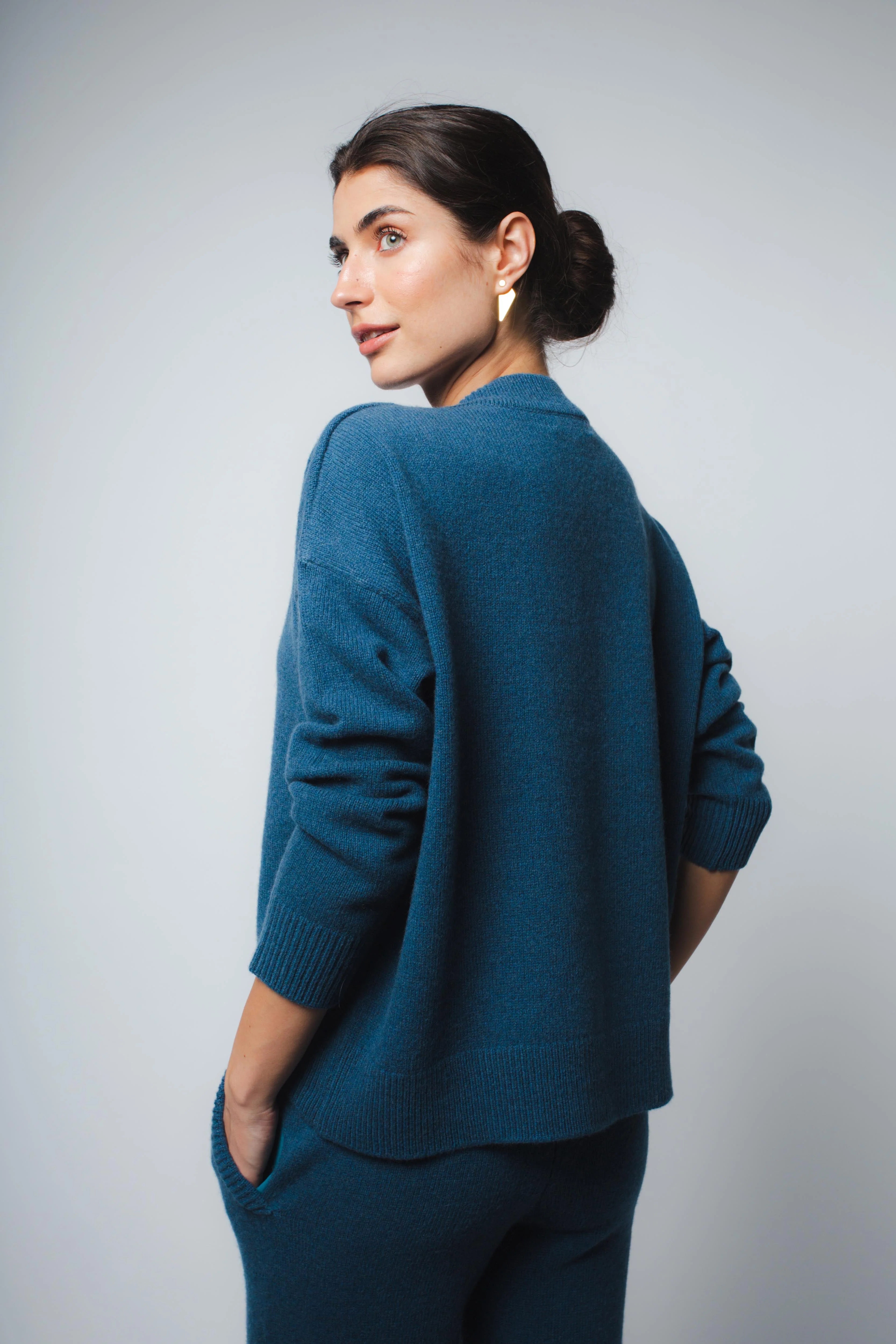 CRISTA V-NECK CASHMERE PULLOVER IN PEACOCK - Image 4