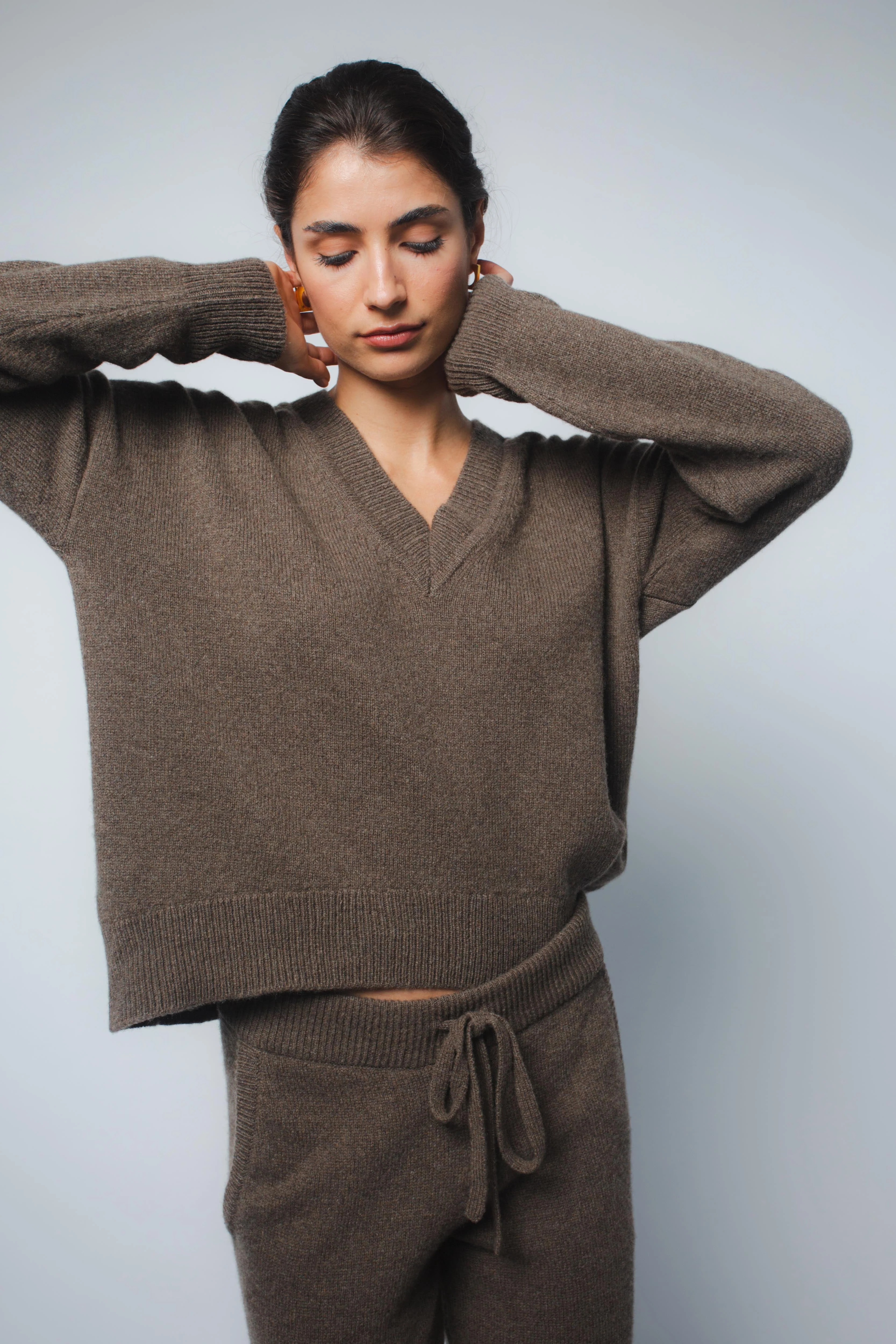 CRISTA V-NECK CASHMERE PULLOVER IN CHESTNUT - Image 3