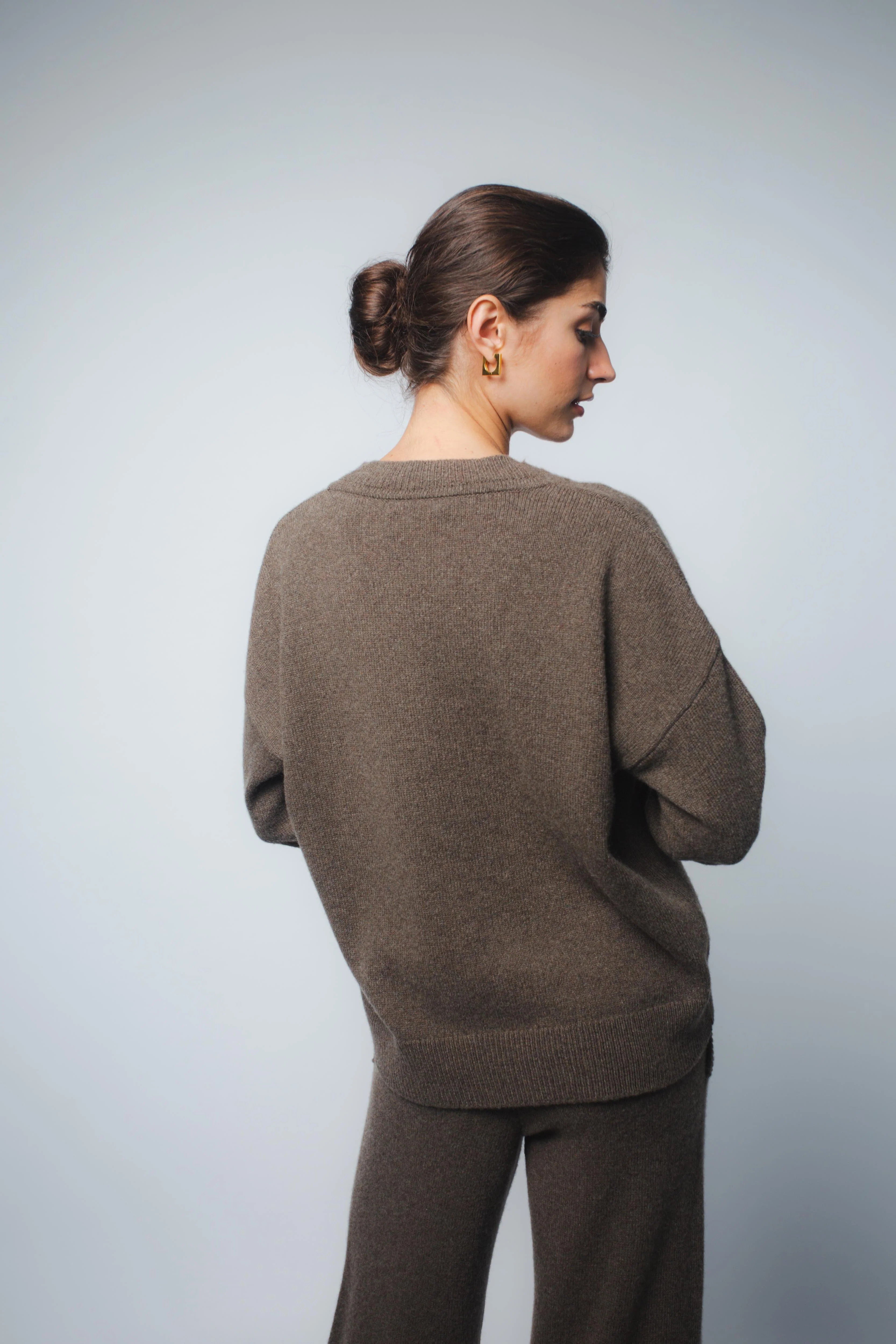 CRISTA V-NECK CASHMERE PULLOVER IN CHESTNUT - Image 4