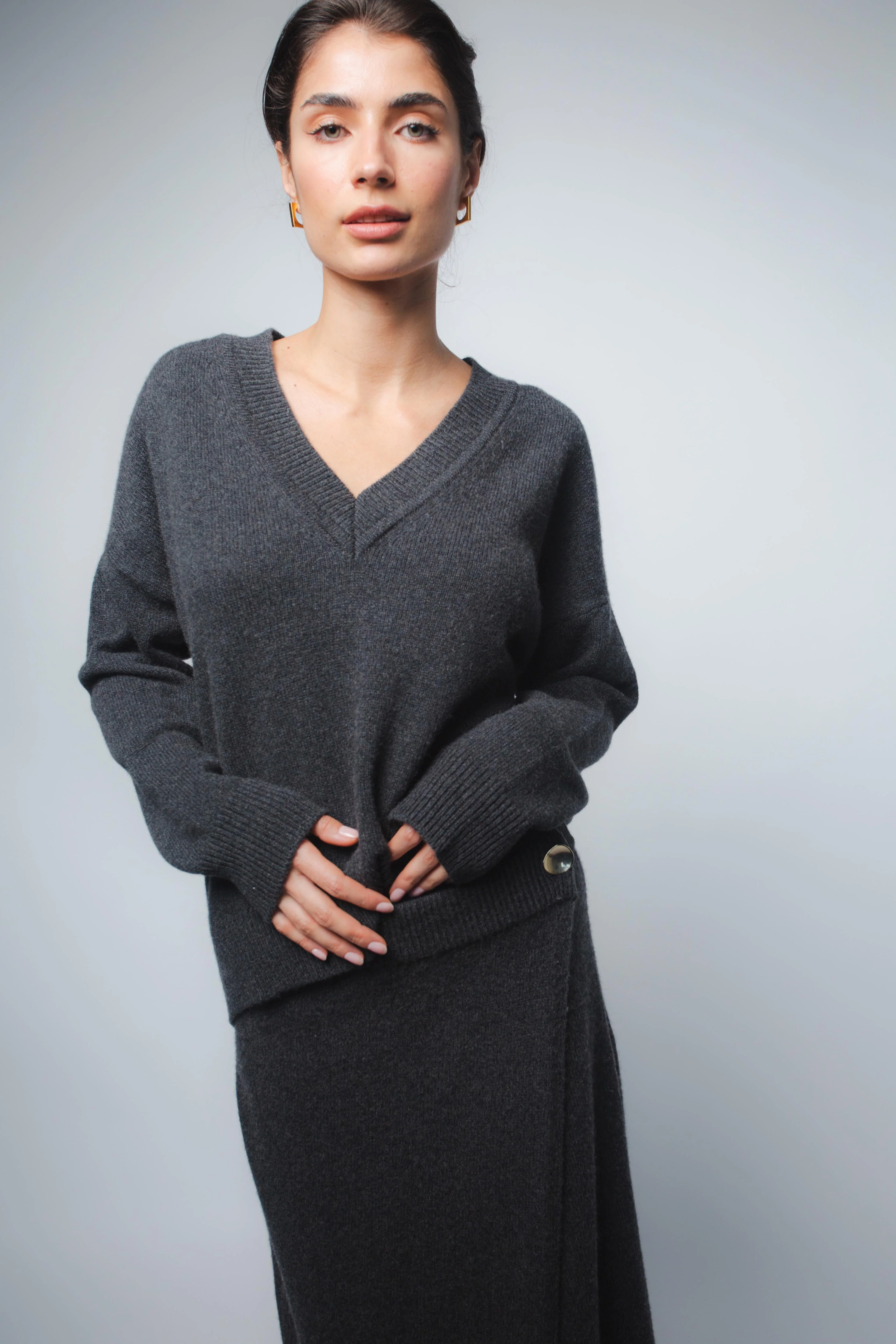 CRISTA V-NECK CASHMERE PULLOVER IN ANTHRACITE