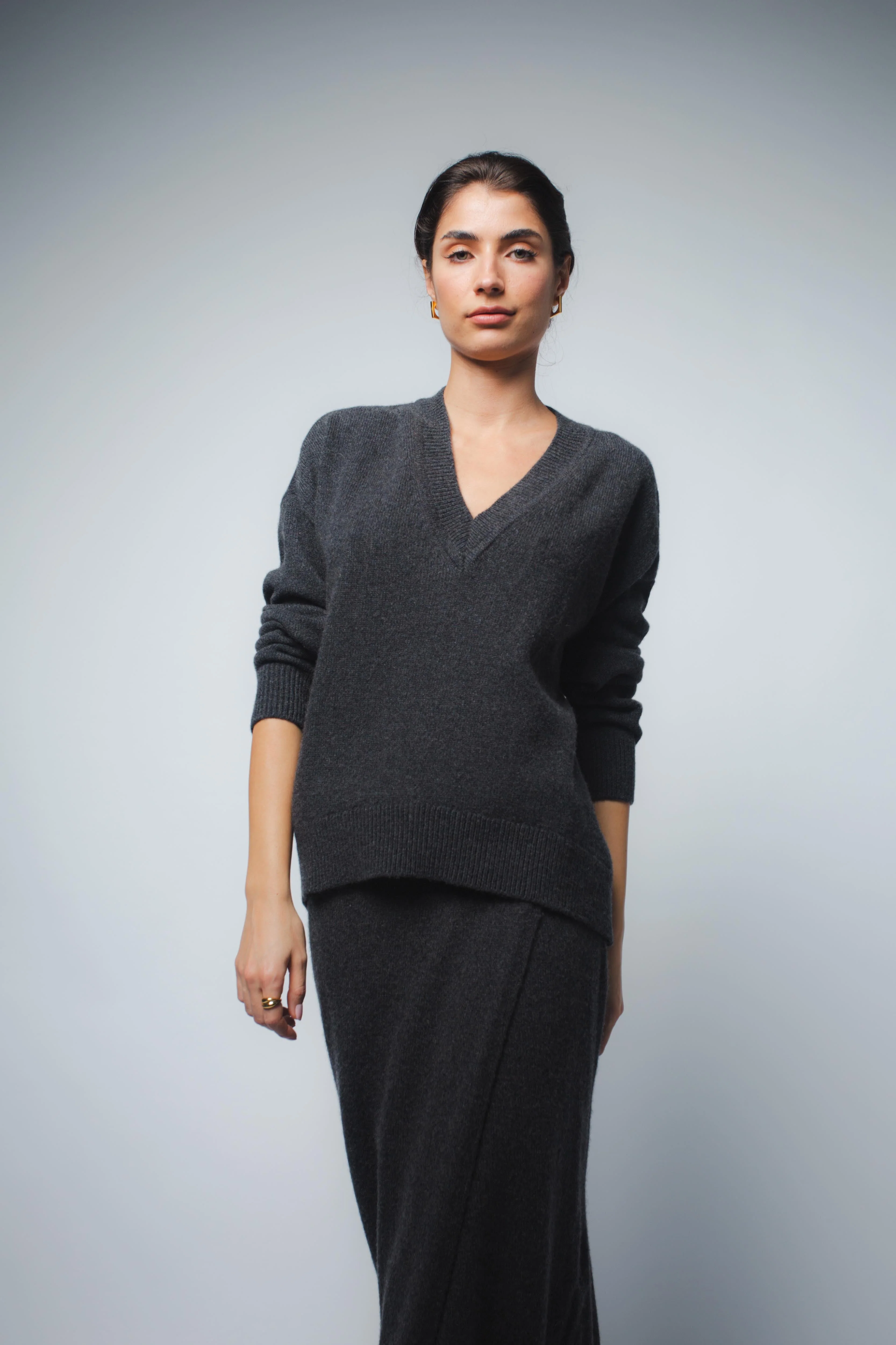 CRISTA V-NECK CASHMERE PULLOVER IN ANTHRACITE - Image 2