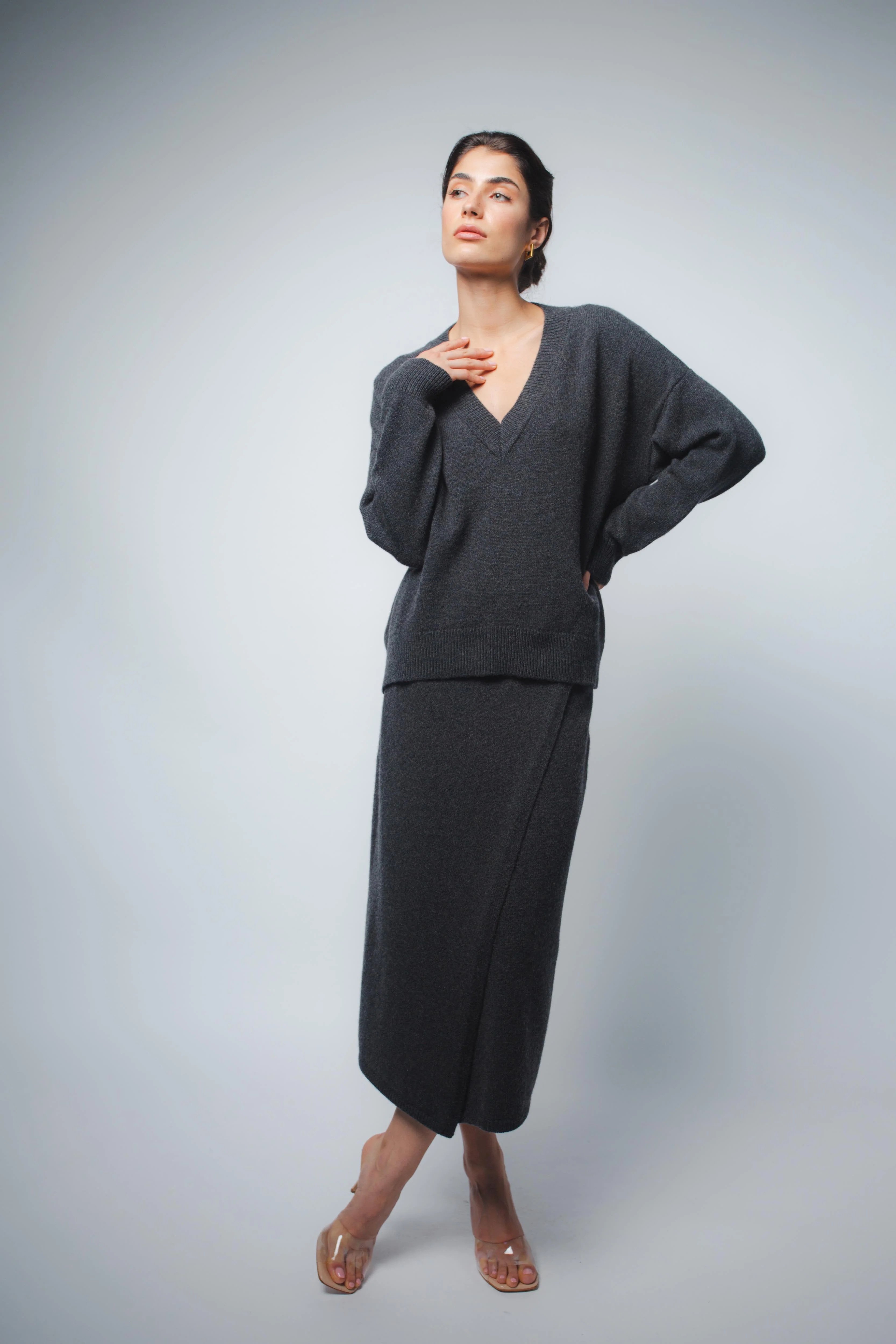 CRISTA V-NECK CASHMERE PULLOVER IN ANTHRACITE - Image 3