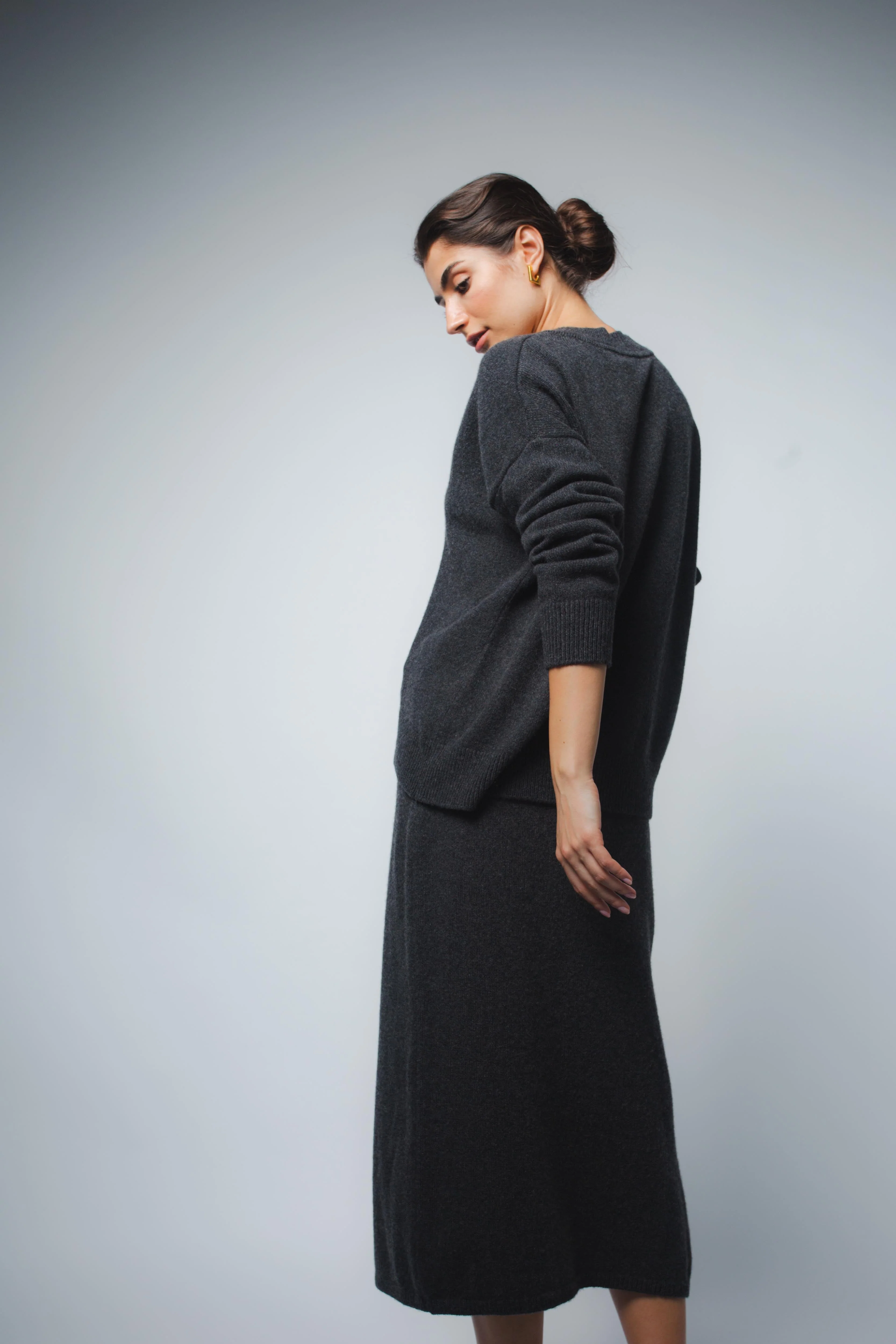 CRISTA V-NECK CASHMERE PULLOVER IN ANTHRACITE - Image 4