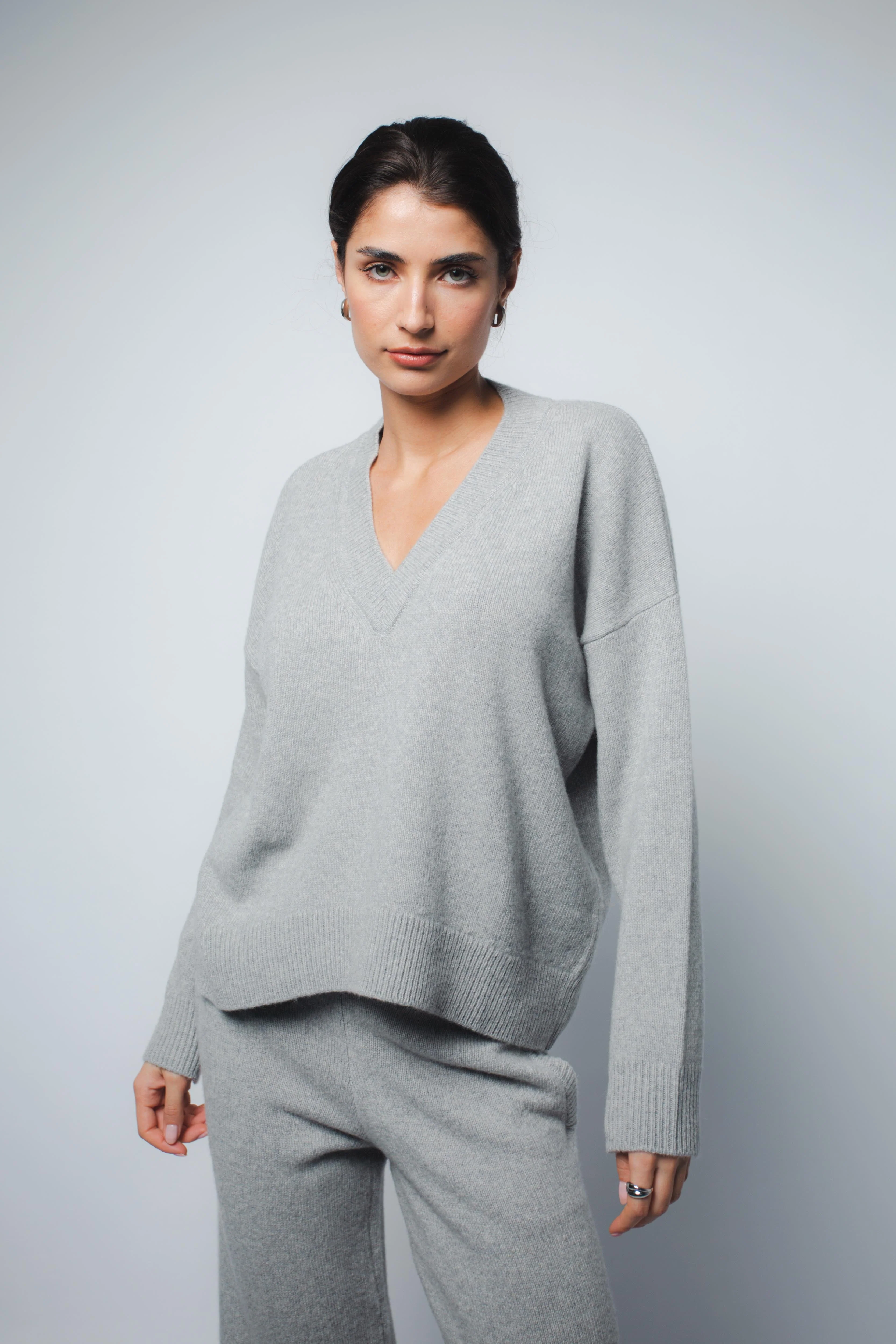 CRISTA V-NECK CASHMERE PULLOVER IN HEATHER GREY - Image 3
