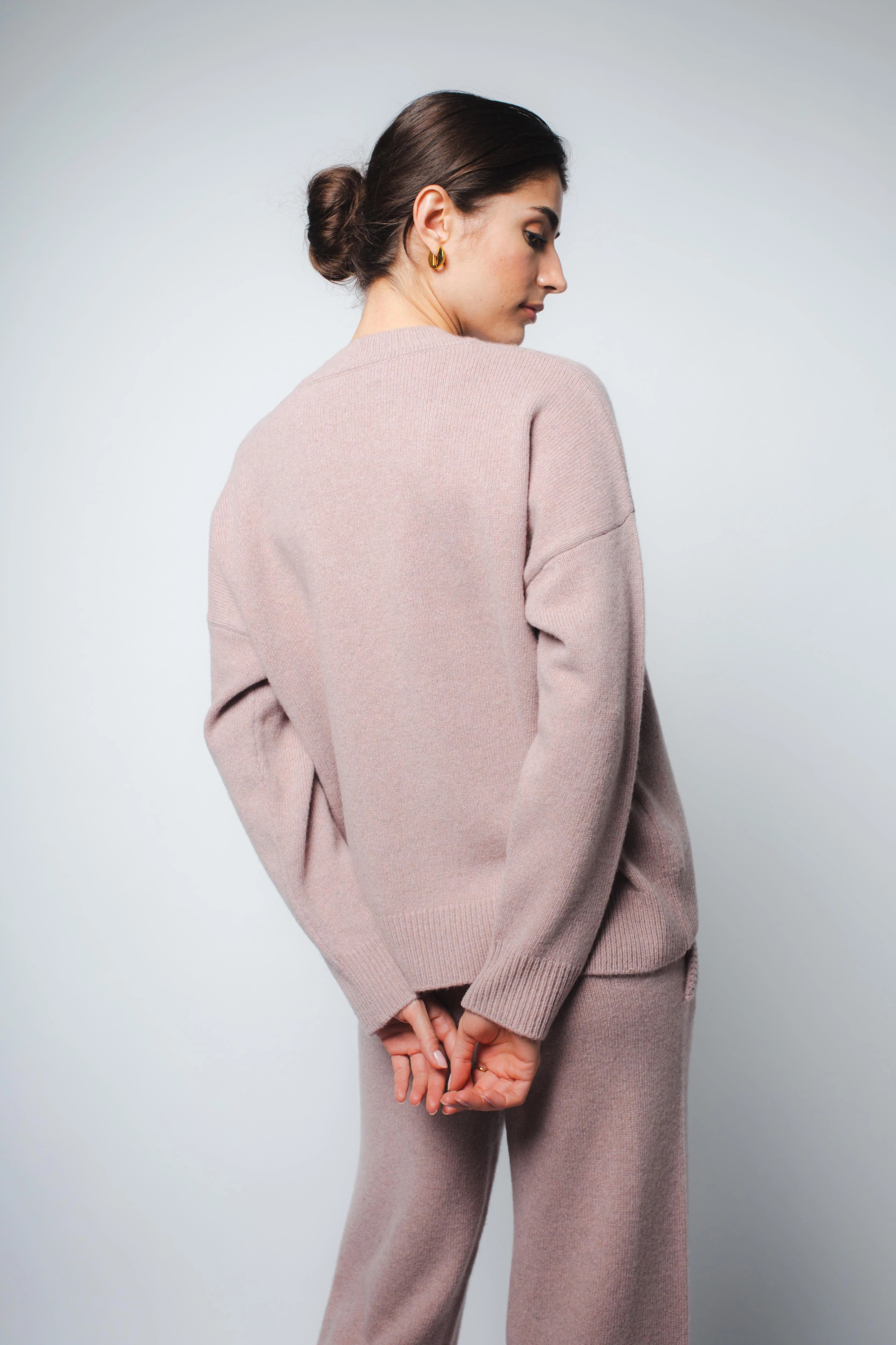 CRISTA V-NECK CASHMERE PULLOVER IN MAUVE - Image 2