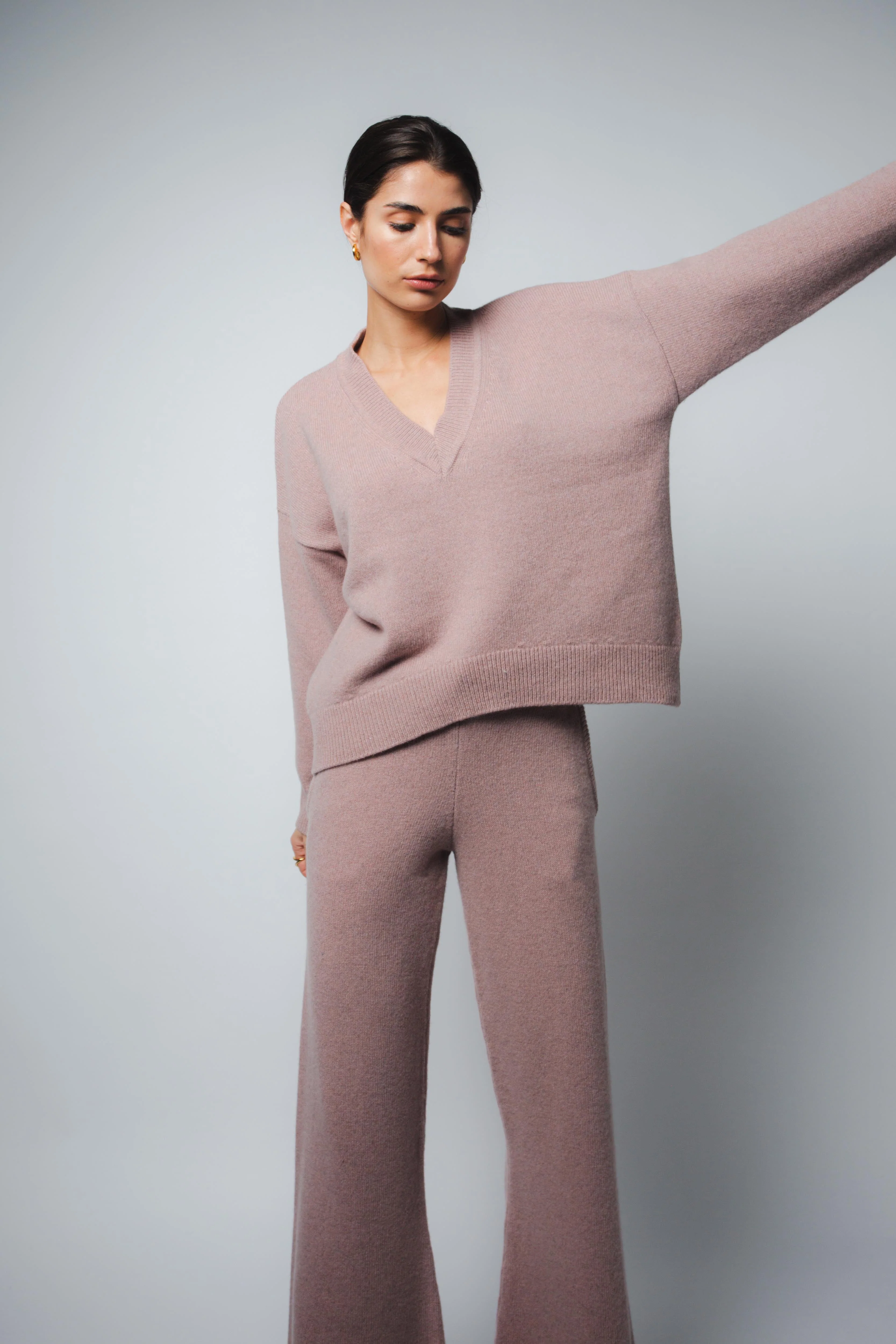 CRISTA V-NECK CASHMERE PULLOVER IN MAUVE - Image 3