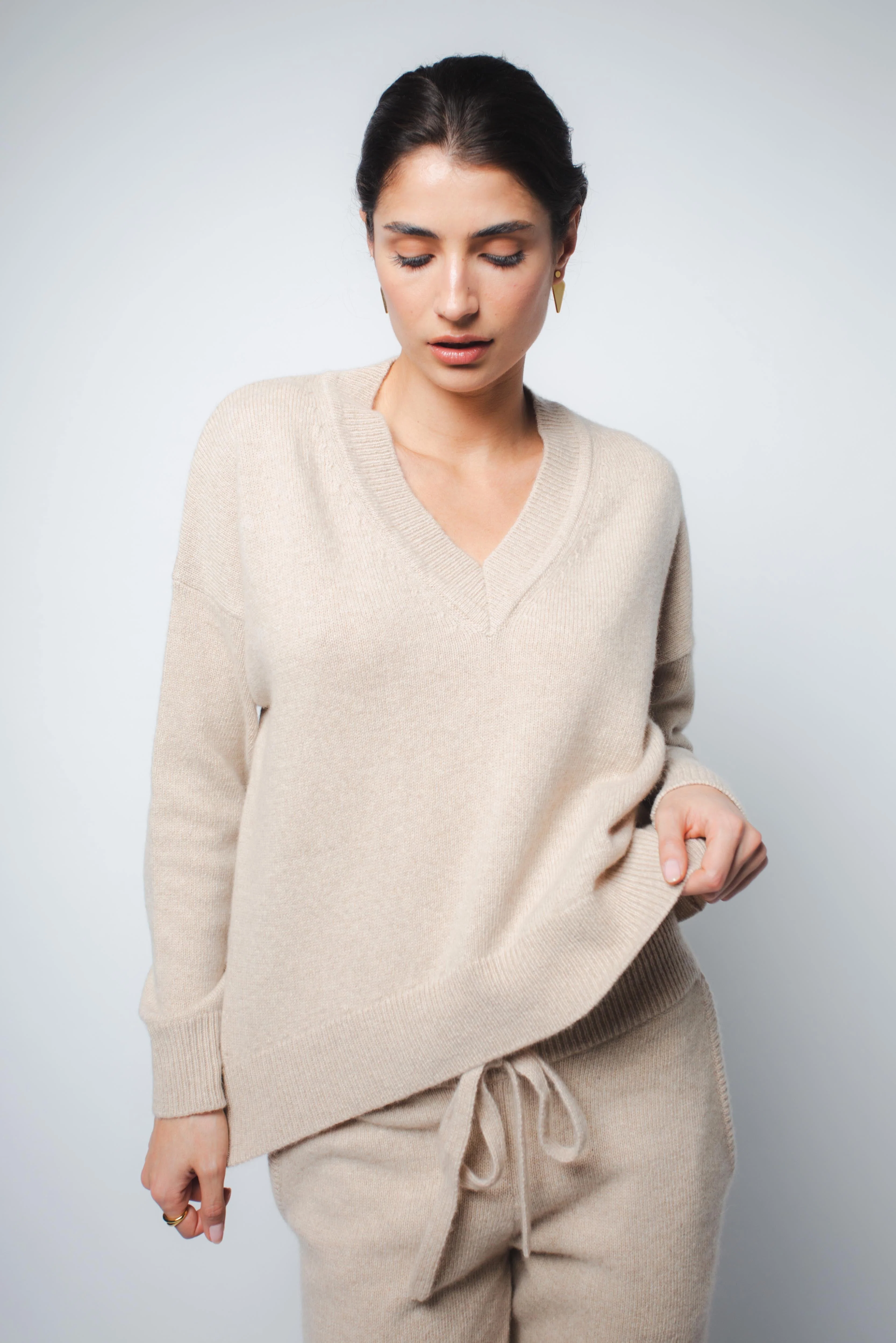 CRISTA V-NECK CASHMERE PULLOVER IN SAND - Image 4