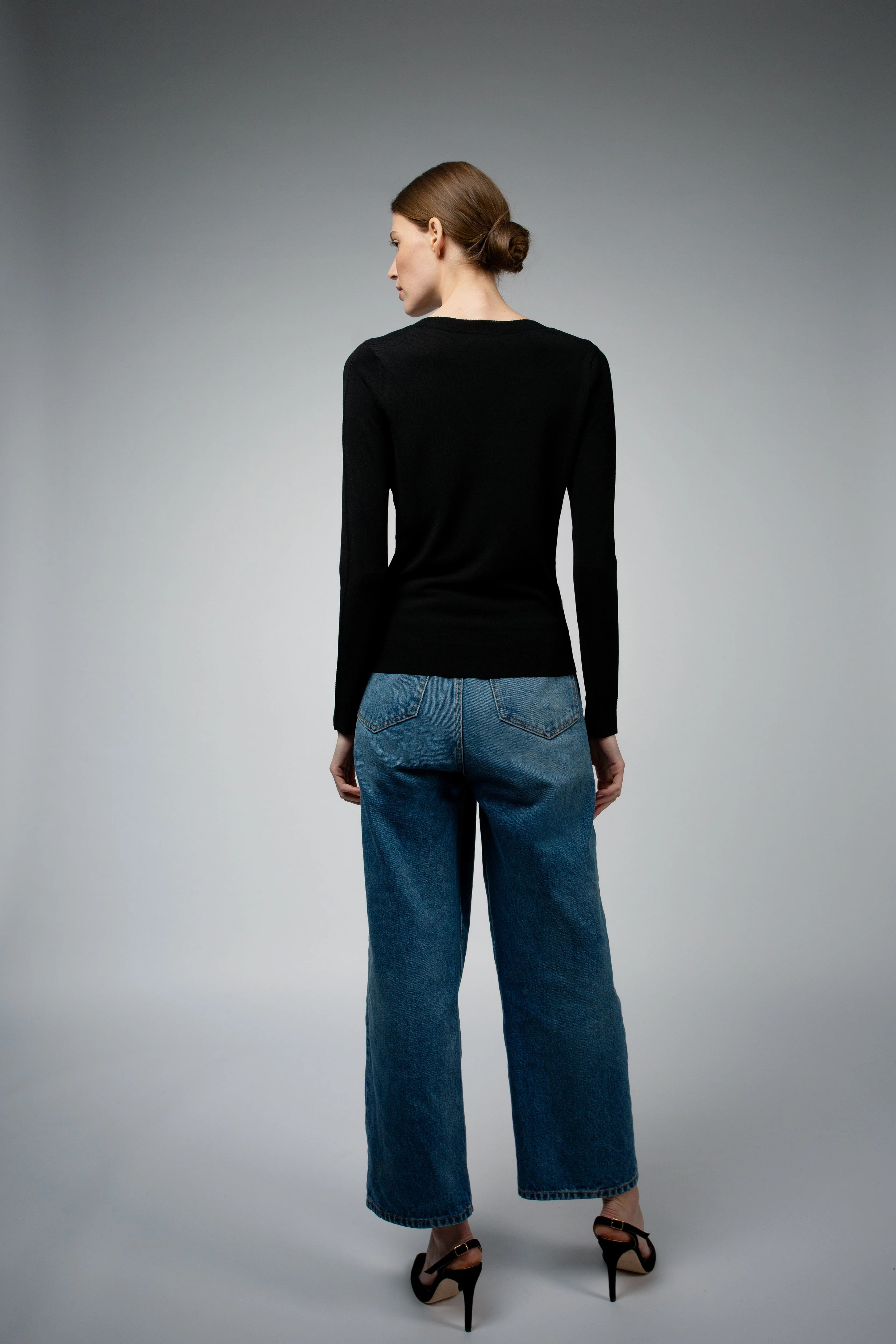 LIVIA LONG SLEEVE V-NECK VISCOSE SWEATER IN BLACK - Image 4