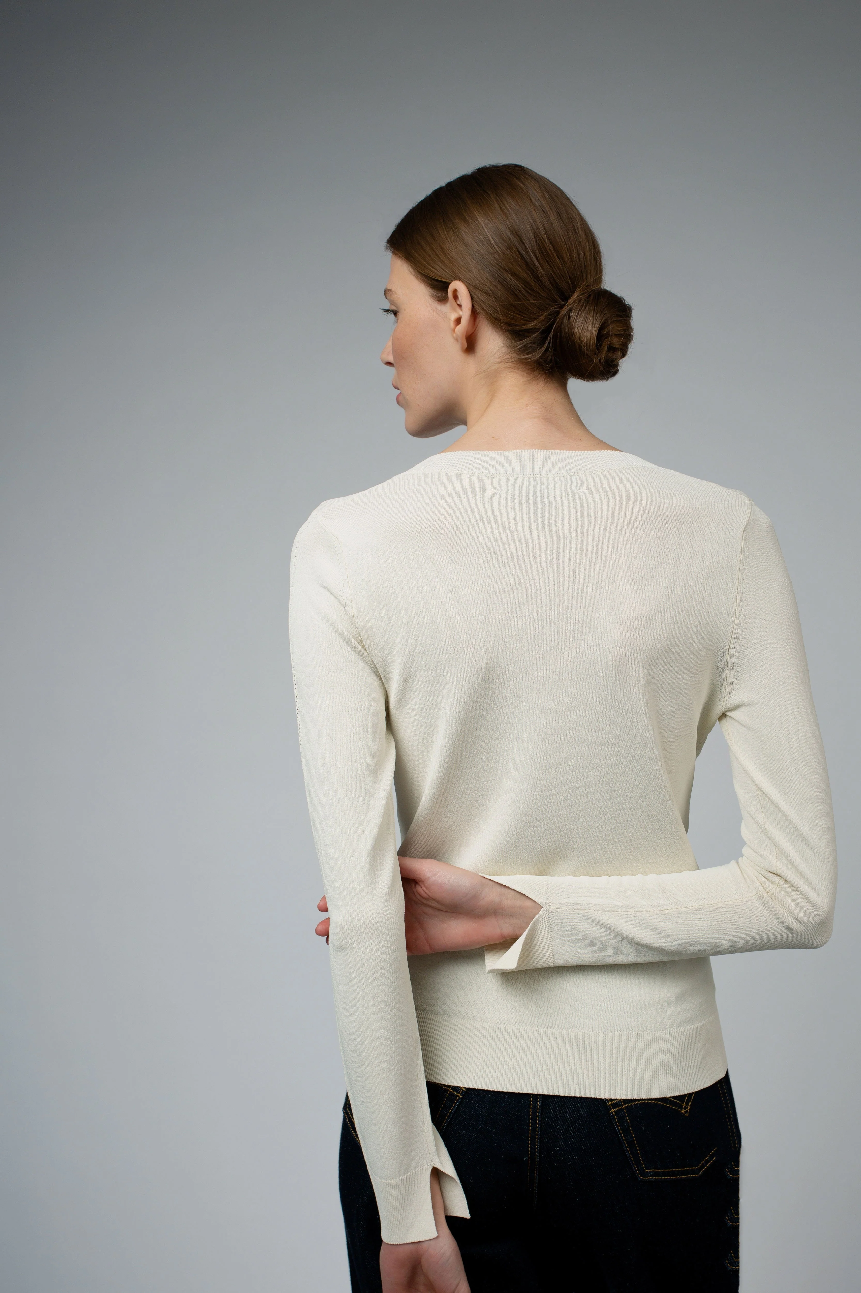 LIVIA LONG SLEEVE V-NECK VISCOSE SWEATER IN CREAM - Image 3